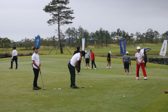 제8회 아시아경제호남배 주니어골프챔피언십에 참가한 선수들이 대회 시작 전 퍼터 연습을 하고 있다.