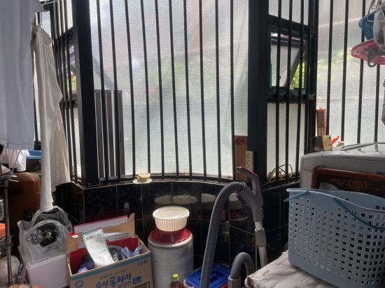 16일 서초구 방배동의 한 반지하 집. 외부에서 집을 들여다볼 수 있어 급한 대로 뽁뽁이를 붙인 모습./사진=유병돈 기자 tamond@