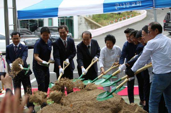 경남 양산시 감림산기도원 54주년 역사관 기공 예배에서 첫 삽을 뜨는 모습. / 이세령 기자 ryeong@