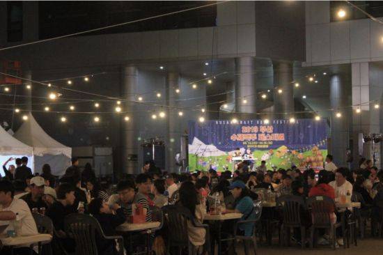 2019년 ‘부산수제맥주페스티벌’에서 시민들이 맥주를 마시며 즐기고 있다.