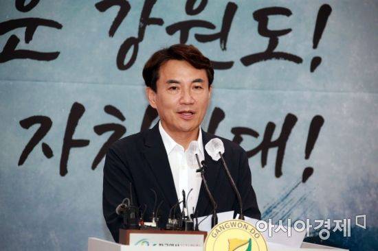 기자 브리핑에서 강원도 채무 감축 계획을 밝히는 김진태 강원도지사 [강원도]