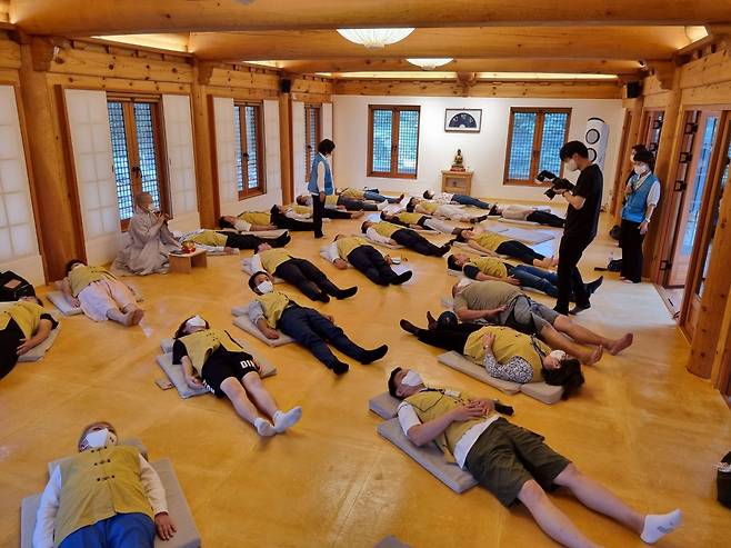 15일 독립유공자 후손 초청 템플스테이 참가자들이 진관사 한문화체험관에서 누워서 참선하고 있다. 짧은 시간이지만 참가자들은 이내 코를 골며 숙면에 들었다. /김한수 기자