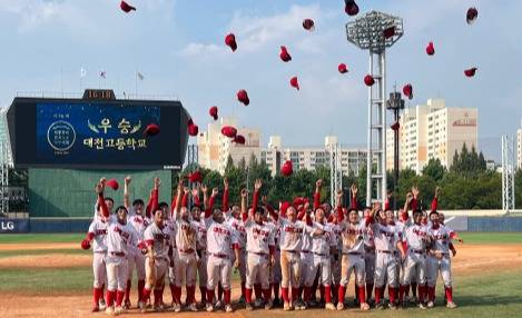 대전고가 28년 만에 고교야구 전국대회 우승컵을 들어 올렸다. 사진=김소연 기자