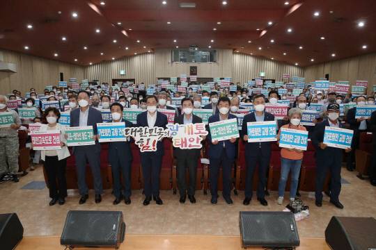 17일 태안군을 방문한 김 지사는 가세로 군수와의 환담에서 현안사항을 청취하고, 기자간담회와 의회를 방문한 뒤 군민과 소통하는 시간을 가졌다. 사진=충남도 제공