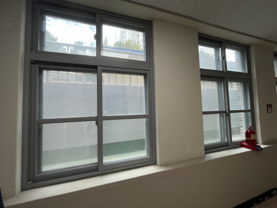 17일 오후 1시쯤 대전시 유성구에 위치한 A 고등학교 반지하 교실. 육중한 벽이 창문 절반을 가리고 있어 햇빛이 제대로 들지 않는 모습이다. 사진=김동희 기자