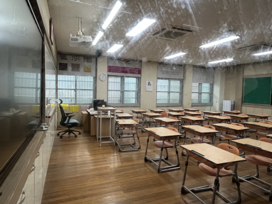 17일 오후 1시쯤 대전시 유성구에 위치한 A 고등학교 반지하 교실에 전등이 켜져있다. 사진=김동희 기자