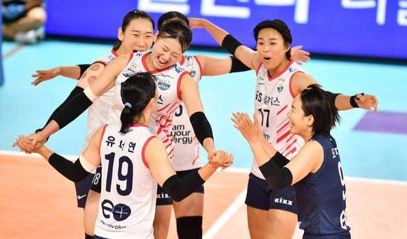 흥국생명 누르고 조 1위로 4강에 오른 GS칼텍스. ⓒ 한국배구연맹