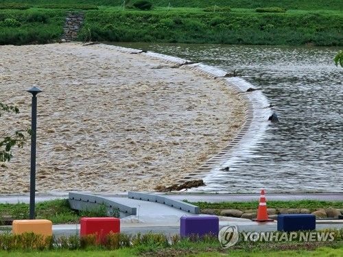 17일 오후 호우경보가 내려진 양양지역에 내린 많은 비로 남대천에 설치된 징검다리가 불어난 하천물에 잠겨 있는 모습. ⓒ연합뉴스