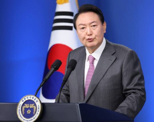 윤석열 대통령이 17일 서울 용산 대통령실 브리핑룸에서 열린 취임 100일 기자회견을 하고 있다. <대통령실통신사진기자단>