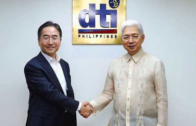 장덕현 삼성전기 대표이사 사장(사진 왼쪽)이 15일 필리핀 마닐라에서 알프레도 파스쿠알 필리핀 산업부 장관(사진 오른쪽)을 만나 2030부산엑스포 지지를 요청했다 .