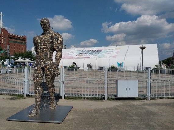 뚝섬유원지역 인근 한강공원에 설치된 실내 특별 전시장 외부 모습.