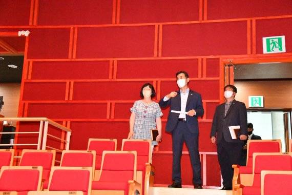 김영길 중구청장(사진 가운데)이 17일 ‘대한민국 안전대전환’의 일환으로 여가 생활 시설인 중구 문화의 전당을 방문해 직접 안전점검을 벌인 뒤 시설의 폭넓은 활용 방안 등을 관계 공무원들과 논의 하고 있다. /사진=울산 중구 제공