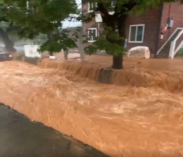 2020년 8월 폭우로 집 앞 하천이 넘치고, 도로가 침수됐다. 필자 제공 영상 갈무리