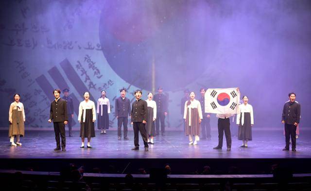 대구 달서구 문화예술회관 팔공홀에서 열린 ‘제77주년 광복절 경축식’에서 15일 시립극단의 축하공연 ‘태극단’이 진행되고 있다. 뉴시스