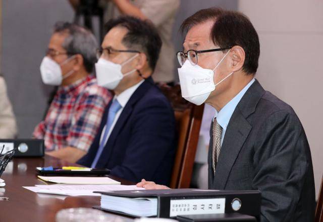 검찰총장후보추천위원회 위원장을 맡은 김진태 전 검찰총장이 16일 오후 경기 과천시 법무부 청사에서 열린 검찰총장후보추천위원회 회의에 앞서 위원들과 담소를 나누고 있다. 검찰총장후보추천위원회는 지난달 19일까지 국민 천거로 검찰총장 후보를 추천받아 검증 절차를 진행해 왔다. 뉴스1