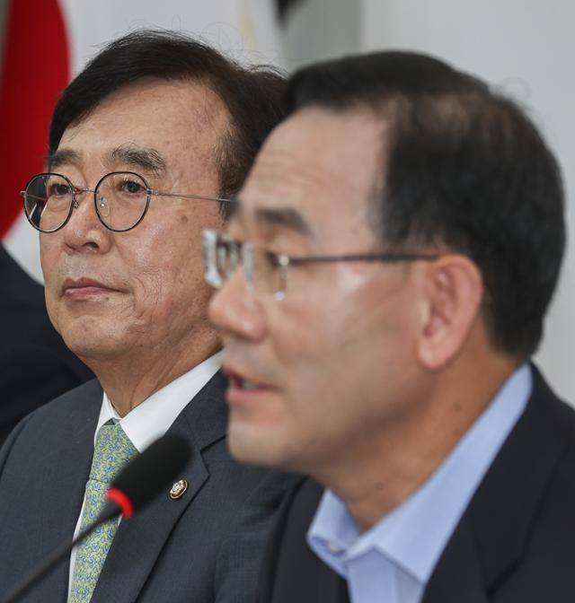 16일 오후 국회에서 열린 제5차 국민의힘 상임전국위원회에서 주호영 비대위원장(오른쪽)의 발언을 서병수 전국위원장이 듣고 있다. 이날 비대위는 위원 구성을 마치고 상임전국위 추인을 받아 공식 출범했다. 연합뉴스