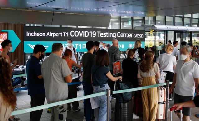 17일 오전 인천국제공항 제1여객터미널 코로나19 검사센터에서 해외입국자들이 코로나19 검사를 기다리고 있다. 뉴스1