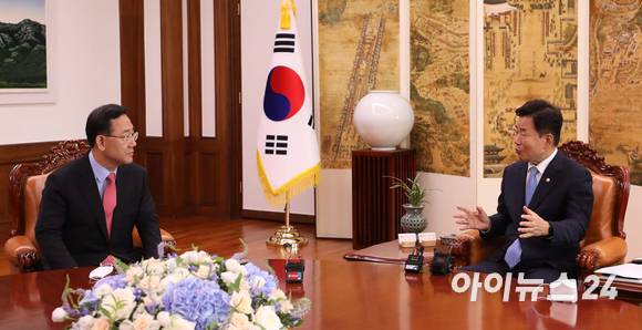 김진표 국회의장이 17일 오전 서울 여의도 국회 의장실을 예방한 주호영 국민의힘 비상대책위원장을 접견하고 있다. [사진=김성진 기자]