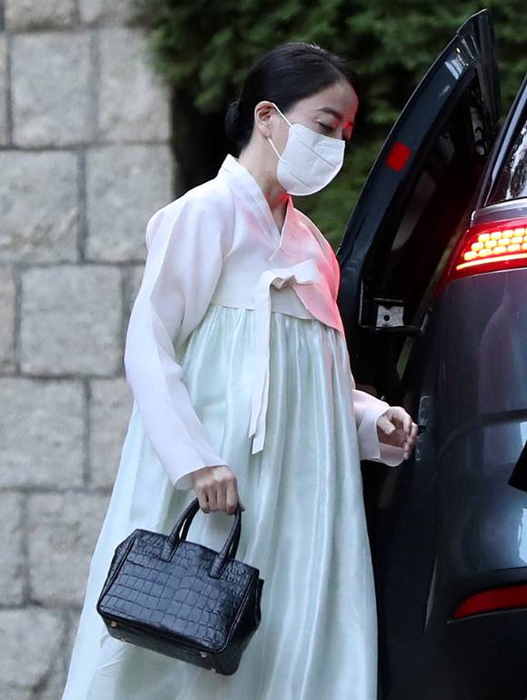 정대선 HN 사장의 부인 노현정 전 아나운서가 16일 오후 서울 종로구 고 정주영 명예회장의 옛 청운동 자택에서 고 변중석 여사 15주기 제사에 참석하고 있다.   [사진=뉴시스]