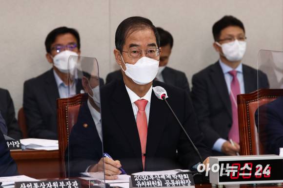 2030 부산세계박람회 유치위원회 공동위원장을 맡고 있는 한덕수 국무총리가 17일 서울 여의도 국회 산업통상자원위원회 전체회의실에서 열린 '2030 부산세계박람회 유치지원 특별위원회'에서 의원들의 질의에 답변하고 있다. [사진=김성진 기자]