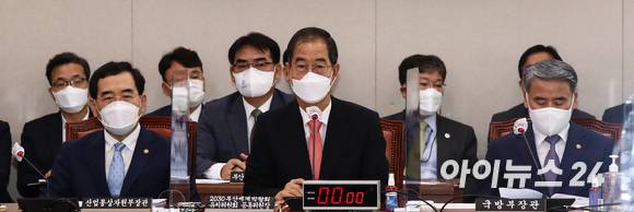 2030 부산세계박람회 유치위원회 공동위원장을 맡고 있는 한덕수 국무총리가 17일 서울 여의도 국회 산업통상자원위원회 전체회의실에서 열린 '2030 부산세계박람회 유치지원 특별위원회'에서 의원들의 질의에 답변하고 있다. [사진=김성진 기자]