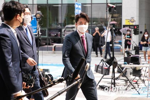 국민의힘 이준석 전 대표가 비상대책위원회 전환 및 비대위원장 효력정지 가처분 심문기일인 17일 오후 서울남부지방법원에 출석하고 있다. [사진=국회사진취재단]