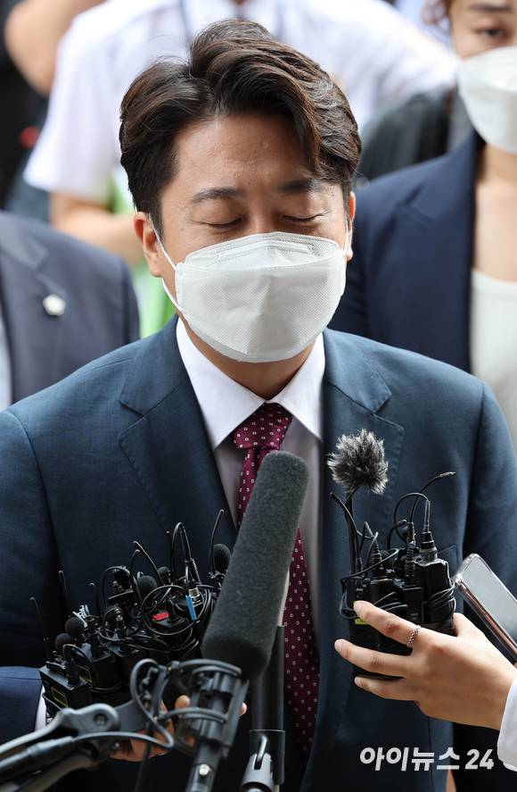 국민의힘 이준석 전 대표가 비상대책위원회 전환 및 비대위원장 효력정지 가처분 심문기일인 17일 오후 서울남부지방법원에 출석하며 취재진의 질의에 답하고 있다. [사진=국회사진취재단]