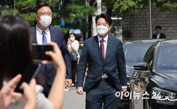 국민의힘 이준석 전 대표가 비상대책위원회 전환 및 비대위원장 효력정지 가처분 심문기일인 17일 오후 서울남부지방법원에 출석하고 있다. [사진=국회사진취재단]