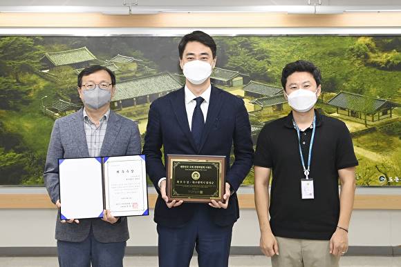 17일 최재훈 달성군수(가운데)와 관계자들이 제7회 대한민국 국제 관광박람회 기초자치단체 부문 최우수상 상패와 상장을 들어보이고 있다. [사진=달성군]