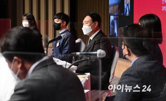 윤석열 국민의힘 대선 후보가 8일 오전 서울 강남구 역삼동 한국과학기술회관 신관에서 열린 '과학기술이 대한민국의 미래를 바꿉니다' 정책토론회에 참석해 발언을 하고 있다. 2022.2.8. [사진=김성진 기자]