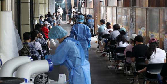 송파구보건소 코로나19 선별진료소를 찾은 시민들이 검사를 받기 위해 대기하고 있다. [사진=뉴시스]