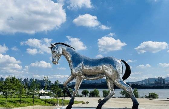 한강공원 뚝섬지구에 설치된 김도훈(41)작가의 말 조각. 스테인리스 스틸. [이은주 기자]