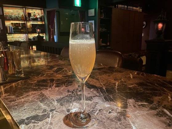 벨리니는 달콤한 복숭아 향과 맛, 그리고 뒤에 따라오는 청량감이 부드러운 칵테일이다. 도수는 24%이고, ‘국제바텐더협회(IBA)’ 공식 인정 칵테일이다. 사진 김형규