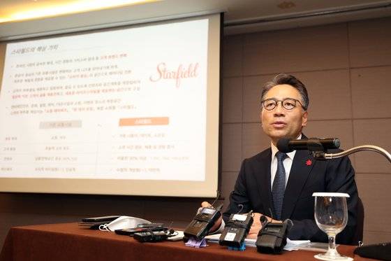 임영록 신세계프라퍼티 대표가 17일 오전 광주 서구 라마다호텔에서 어등산 관광단지 개발 부지에 복합쇼핑몰(스타필드 광주)을 조성하는 계획을 발표하고 있다. 연합뉴스