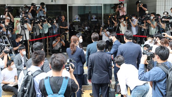 국민의힘 이준석 전 대표가 17일 서울 양천구 남부지방법원 앞에서 취재진의 질문에 답하고 있다. 국회사진기자단