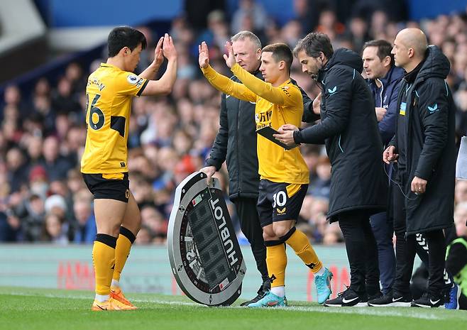 황희찬(왼쪽)이 팀동료 포덴세와 교체되고 있다. 로이터=연합뉴스