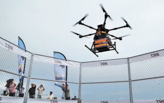 지난달 28일 강원 동해시 망상해변 일원에서 치킨과 피자 등 주문 음식을 드론으로 무료 배달하는 시연이 열리고 있다. 연합뉴스