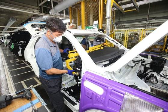 최근 쌍용차 평택공장에서 근로자들이 신차를 조립하고 있다. 토레스와 티볼리 등을 만드는 생산 라인이다. 신차 토레스 인기가 높아지면서 생산팀 직원들이 여름 휴가를 일부 반납했다. [사진 쌍용자동차]