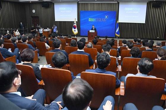 더불어민주당 박홍근 원내대표가 16일 서울 여의도 국회에서 열린 의원총회에서 발언하고 있다. 김성룡 기자