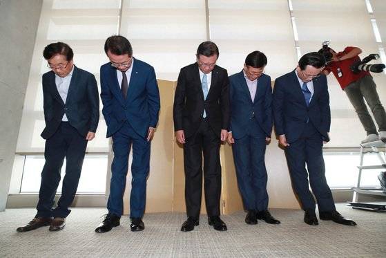 박삼구 금호아시아나그룹 회장(가운데)이 지난2 018년 서울 금호아시아나 광화문 사옥에서 기자회견을 열고 최근 논란이 된 '기내식 대란'과 관련해 고개 숙여 사과하고 있다. 연합뉴스