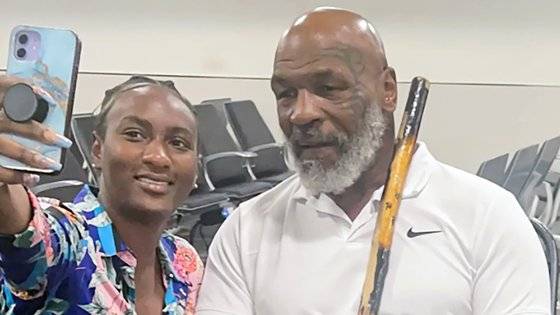 지팡이를 들고 휠체어에 탄 전 프로복서 마이크 타이슨. 사진 인터넷 캡처