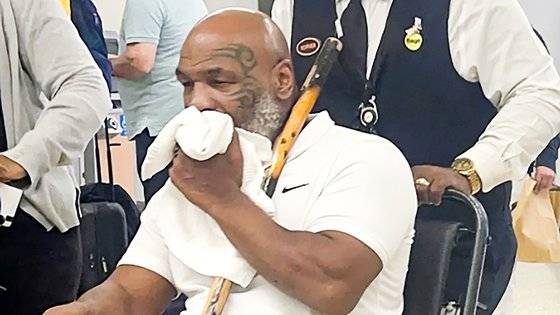 휠체어에 탄 전 프로복서 마이크 타이슨. 사진 인터넷 캡처