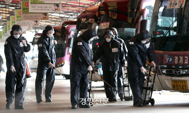 지난 2020년 3월 서울 광진구 동서울 버스터미널에서 코로나19 방역이 실시되고 있다. 경향신문 자료사진
