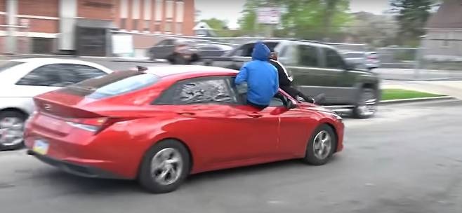 미국 청소년들이 훔친 현대차를 타고 질주하는 모습. 유튜브 영상 갈무리