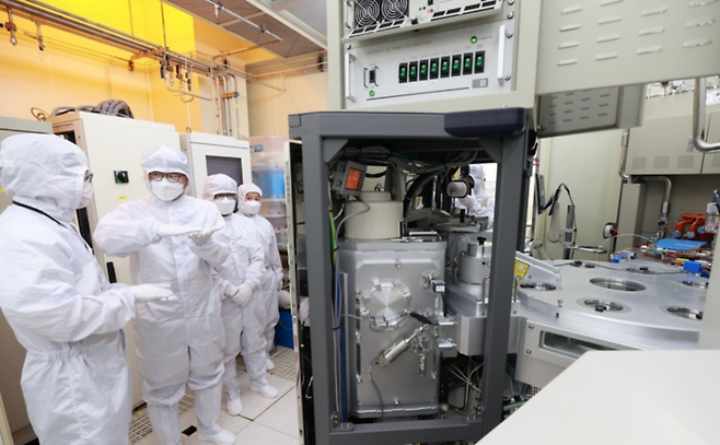 장상윤 교육부 차관이 지난 6월20일 서울대 반도체공동연구소에서 반도체 실습 교육 현황 등을 살펴보고 있다. 교육부 제공