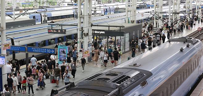 지난 15일 서울역에 도착한 탑승객들이 승차장을 나서고 있다. 연합뉴스