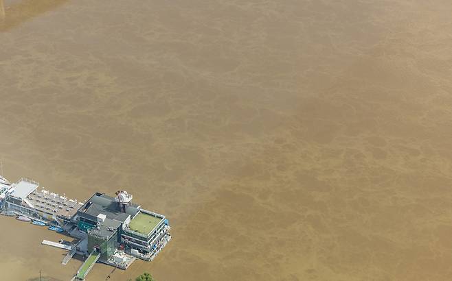 지난 12일 여의도 한강 둔치 선착장이 황톳빛 한강에 포위돼 있다. 연합뉴스