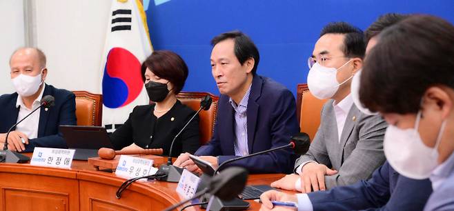 ‘절충안’ 발표 우상호 더불어민주당 비상대책위원장(가운데)이 17일 국회에서 열린 비대위 회의에서 발언하고 있다. 국회사진기자단