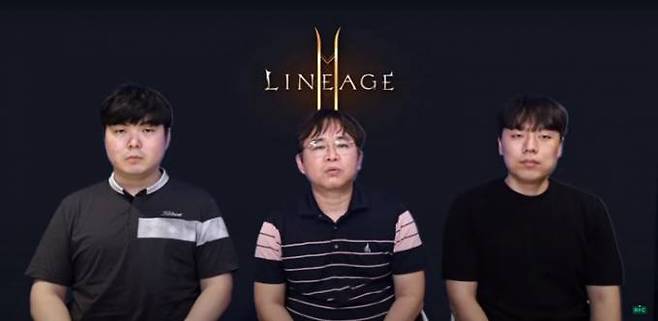 ‘리니지2M’을 총괄하고 있는 백승욱 엔씨소프트 본부장(가운데)이 지난 5일 특별 방송을 통해 프로모션 논란에 대한 사과를 전했다.&nbsp; 리니지2M 유튜브 화면 캡처