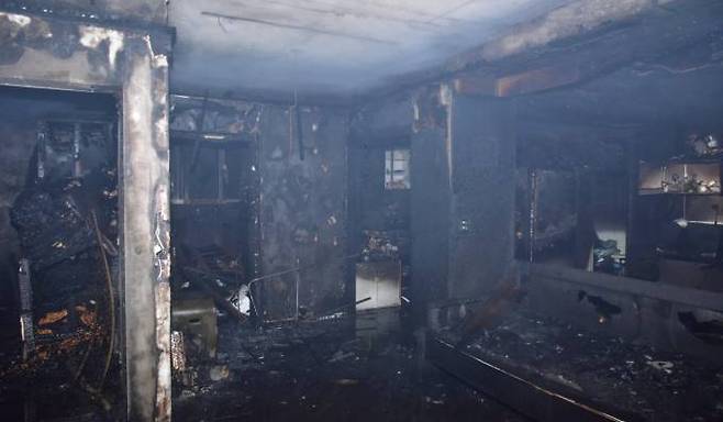 17일 새벽 1시 58분께 대구 수성구 만촌동 한 주택에서 불이 나 80대 여성이 숨졌다. (대구소방안전본부 제공) 2022.08.17